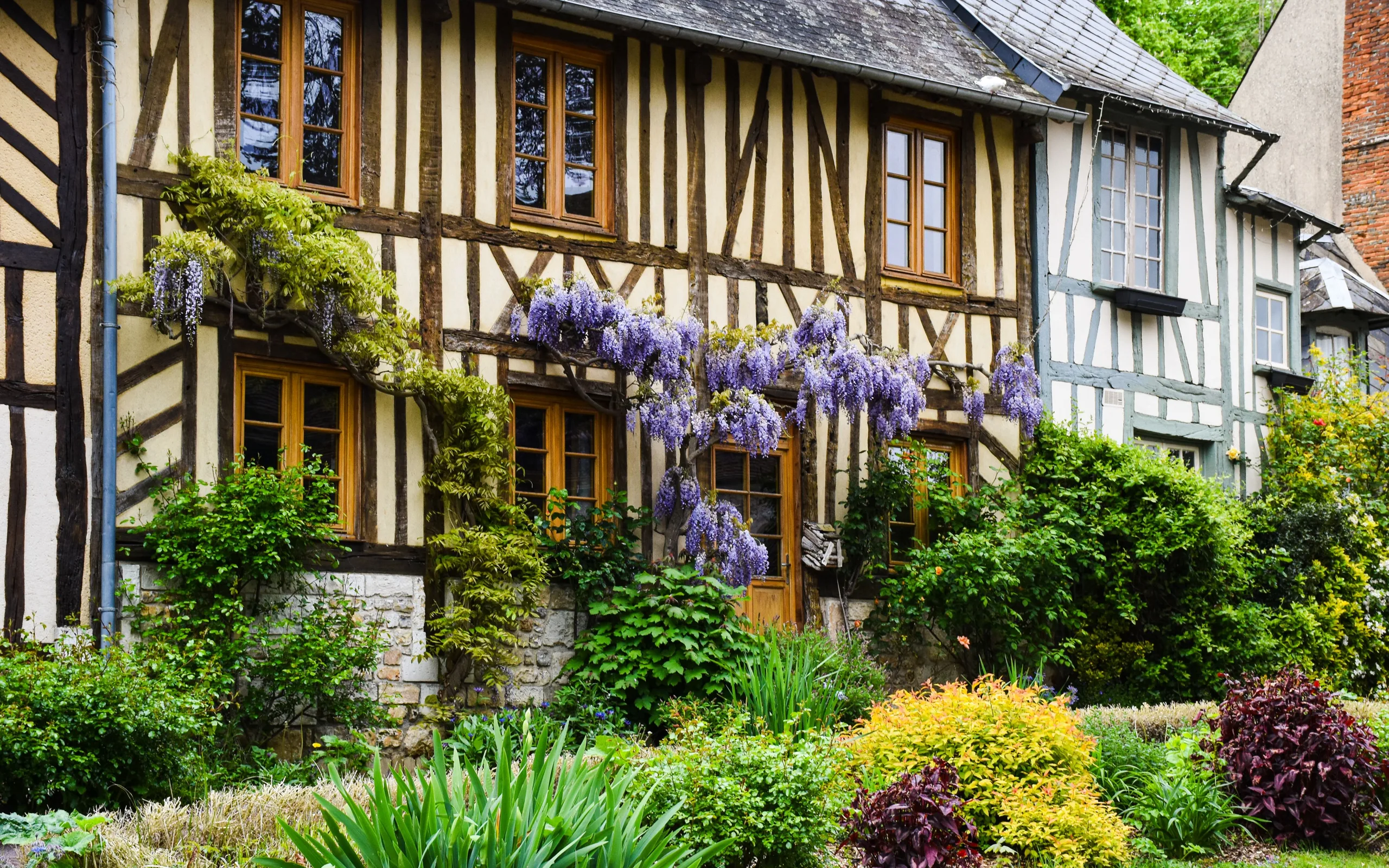 Maison à colombages et son jardin fleuri